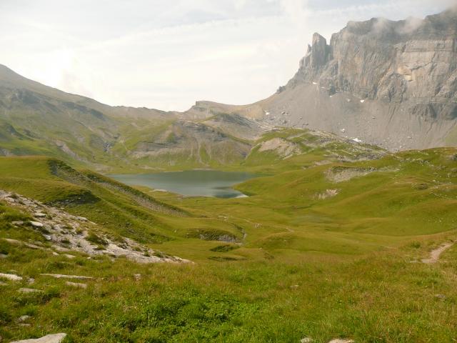 Le lac, avec le col en arrière plan.