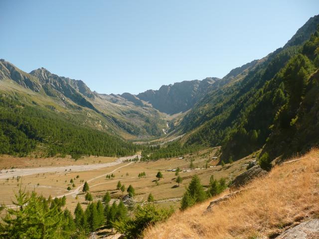 La vallée italienne (je ne connais pas son nom). Tout au fond, le col Sellière que nous franchirons demain.