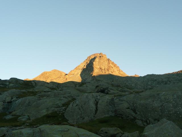 Le mont Graneiro embrasé par le soleil couchant.