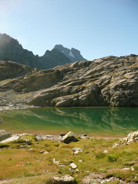 Le magnifique lac Porcierolles, avec le Viso en arrière plan.