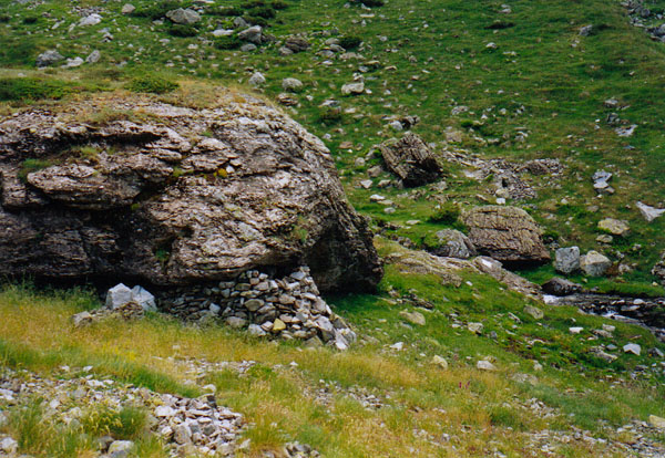 Deuxième vue de l'abri sous roche du vallon d'Arrious