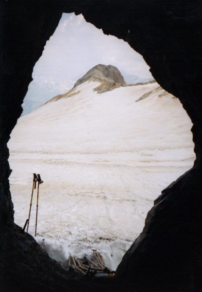 Le Montserrat vu de la grotte au pied du Clot de la Hount