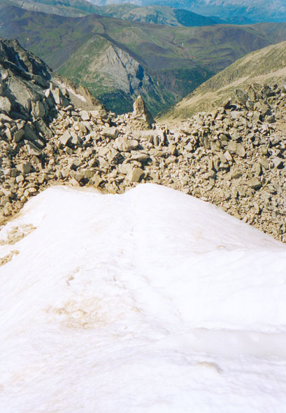 Sur le glacier, photo du col une fois franchi, on émerge près du petit éperon rocheux