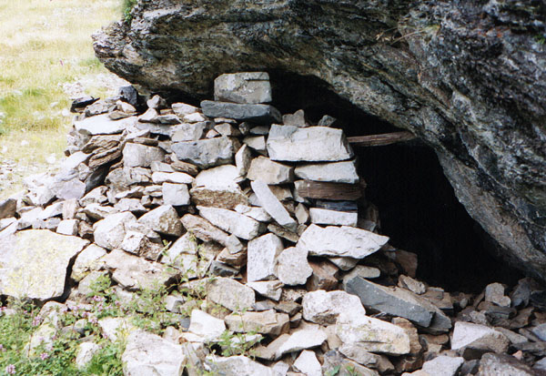 Un abri sous roche en remontant le vallon d'Arrious