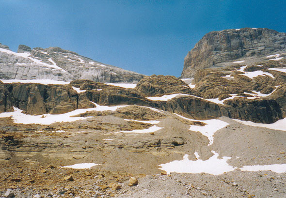 Les deux passages permettant de franchir la barre rocheuse au bas du glacier