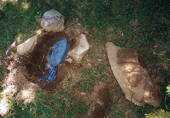 Le trou où était enterré notre troisième dépôt