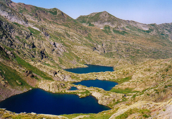 Vue du col au sud-est du pic de la Gallina, l'abri Pujol est juste au dessus du troisième lac